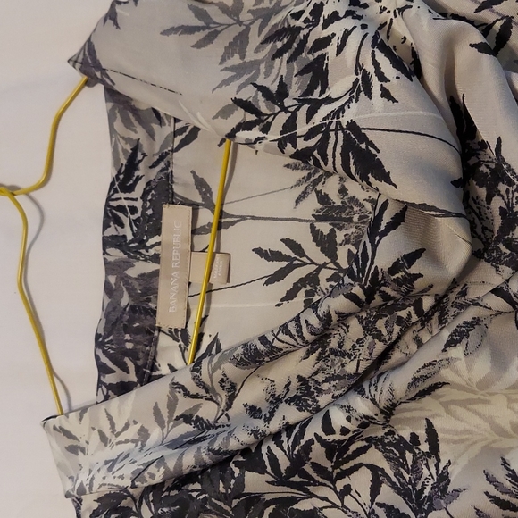 Banana Republic Ladies blouse cowl neck gray with black and white fern pattern - Picture 2 of 8